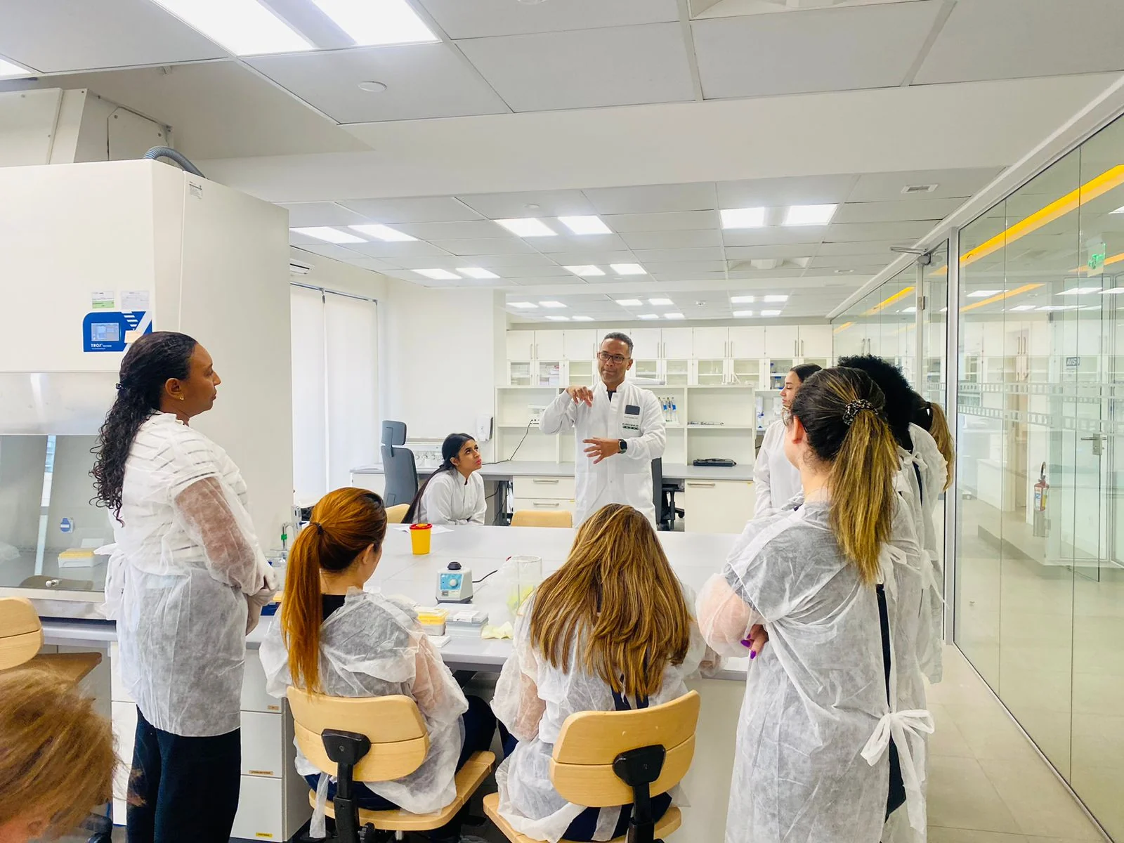 Treinamento prático em laboratório da Academy Brasil